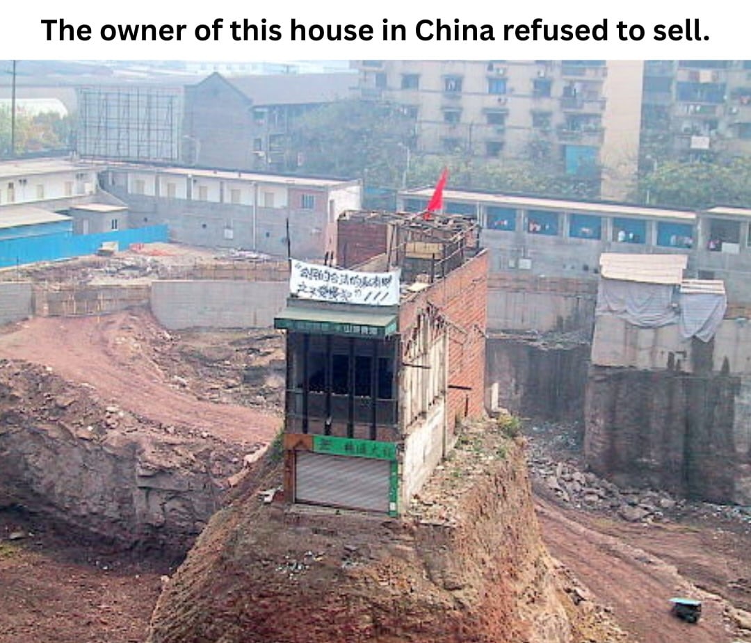The owner of this house in Chongqing, China, refused to leave while a major development project was built around it, creating one of the country’s most famous “nail houses.” The owners reportedly demanded 20 million yuan and refused several offers, but eventually settled for about 1 million yuan and a replacement apartment before the house was demolished in 2007. Photo via Wikimedia Commons, licensed under CC BY-SA 3.0✨Follow for more✨ I am famous biologist. ⚠️ #science #history #architecture by @biologistmichael