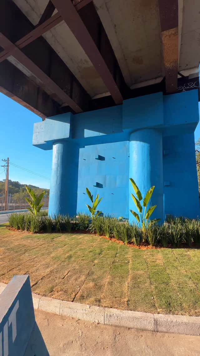 🌿✨ Mais beleza para quem circula por Barra Mansa!

A área sob o Viaduto do Barbará, localizado na Rodovia Sérgio Braga — uma das principais vias de acesso ao município — ganhou um novo visual com um belo trabalho paisagístico.
O espaço recebeu gramado e variadas espécies ornamentais, trazendo mais cor, vida e valorização para essa movimentada área da cidade.

💚 Barra Mansa cada vez mais bonita e bem cuidada. São detalhes que fazem a diferença e dão ainda mais orgulho de viver em nossa cidade!!