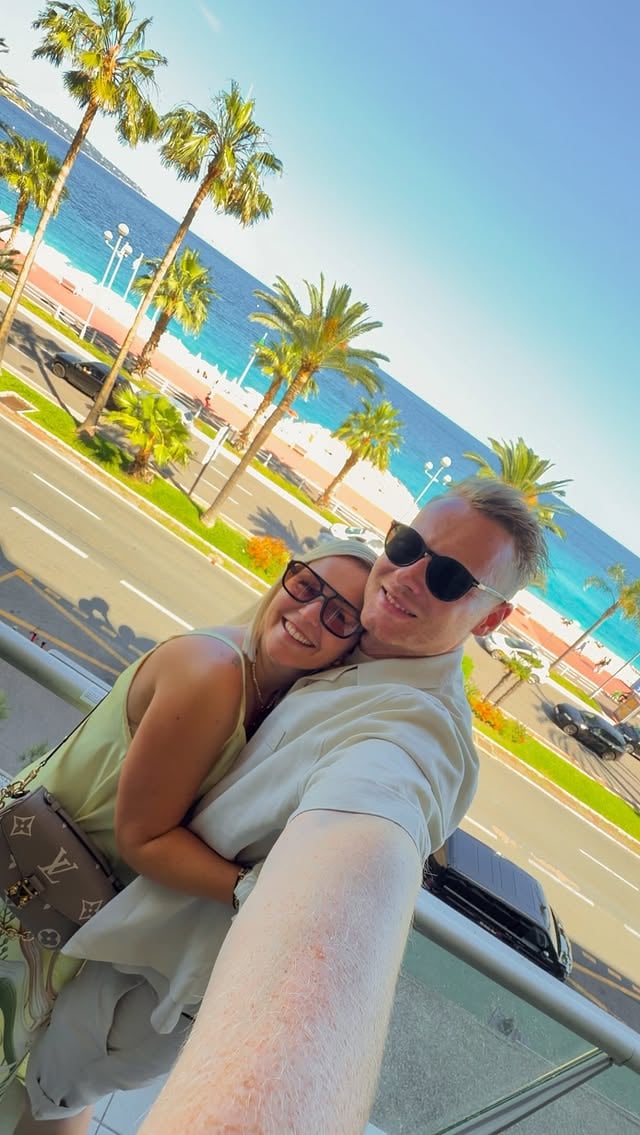 Einmal nur wir zwei. ❤️ Wie sehr habe ich mich auf diese kleine Auszeit gefreut. 😍
Wenn ihr die Möglichkeit habt - Gönnt euch auch mal bewusst Zeit ohne Kinder – im Alltag das Paar zu bleiben, ist so wichtig. Auch die Kids haben sich schon so gefreut dass sie endlich ganz lange bei Oma und Opa sein dürfen 🤣😍😍 sind wir sehr dankbar! 

Wir genießen gerade ein paar Tage in Nizza und besuchen am Sonntag das Formel-1-Rennen in Monaco. 🏎️✨ Das Beste daran: Alle meine Freunde & Family haben sich zu meinem 30. Geburtstag zusammengetan und mich mit diesem Wochenende überrascht. 🥹❤️

Ich bin einfach unendlich dankbar.