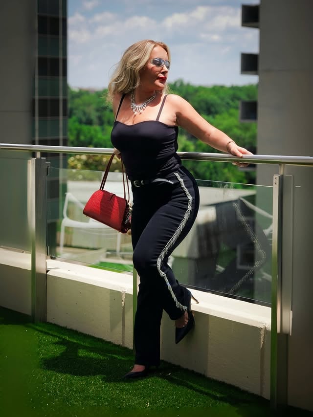A great pair of jeans is always a wardrobe essential. Loving the elevated details of these Good American diamond jeans available at Saks while taking in the sights of Arlington. Effortless, polished, and easy to style from day to night.Shop through Saks via the link in my bio.@Saks @collable_official #collablecreator #SaksFifthAvenue #Saks #fashion #goodamerican by @bloggerlifestylebackup90