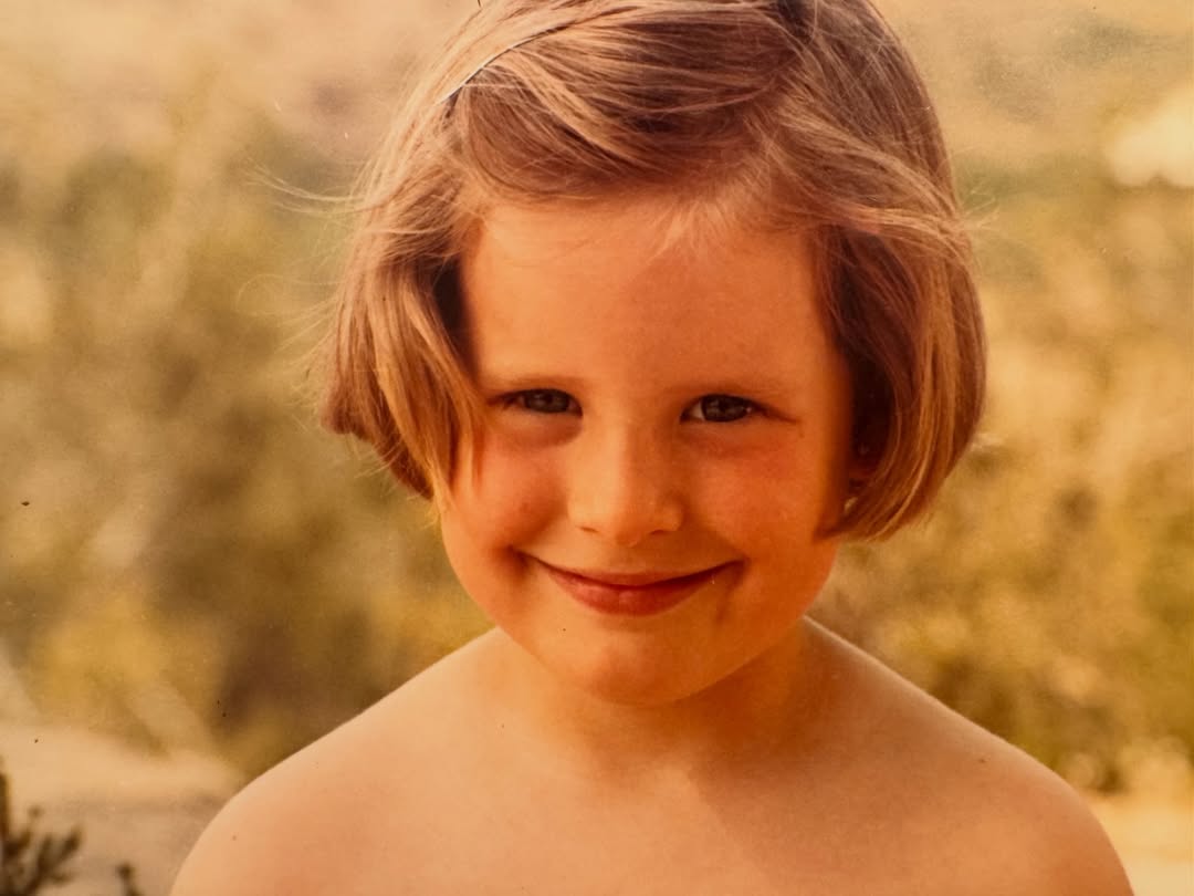 Quedam 40 días y 13 horas para mi 47 cumpleaños y ya estoy renaciendo. Porque no es la fecha lo importante, es el deseo de cambio( y si, la esencia perdura). Hoy digo adiós a otra etapa de mi vida y dando la bienvenida a otra Tania, no nueva pero si diferente. Y lo hago por la niña de la primera foto, por mí. Feliz nueva vida T. #renacer