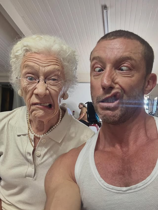 Dit is wonderlik om sulke waardering vir ‘n spesiale kollega te kan hê! Love your face! 🤗❤️ #AntoinetteKellerman #DieOord #kyknet #afrikaans #zakhendrikz by @kyknettv