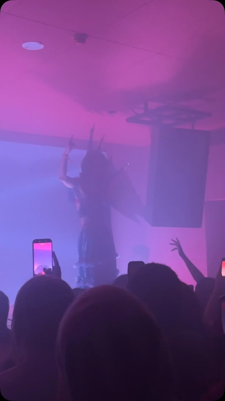 this got 10M views on twitter…. 😭😭😭@mulantheory slayed at @illum_club