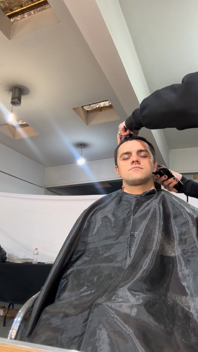 Sinto que cada personagem com o qual me deparo agrega na minha eterna formação humana. Mas também sinto que quando finda, parte de mim fica pelo caminho. Como um réptil que troca de pele e a pele fica imóvel, sem vida. Daniel é um desses que me tirou da zona de conforto e me lançou na complexa profundidade de existir. Hoje é minha última diária da segunda temporada de #tremembe e sinto que essa jornada foi diferente da primeira. A vida tem suas fases e a arte também. Foi um jornada intensa e com belos encontros. by @felipessimas