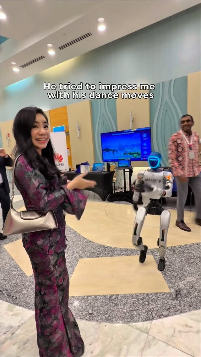 Guess my back made him nervous 🍑😂

#airobot #robotdance