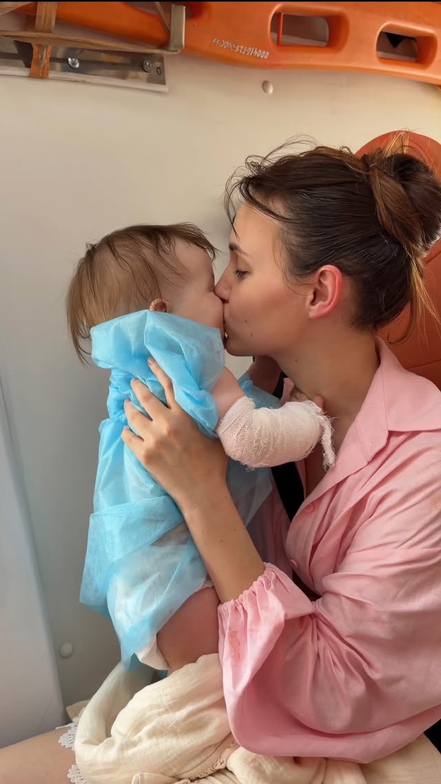 Что делать в таких случаях (делайте скрин)
Если площадь ожога большая и ребенок маленький, срочно вызывать Скорую помощь
— 103 для мобильных, 
— 112 даже без сим-карты, экстренные службы.
(Я узнала эти цифры только сейчас!)

При ожоге ни в коем случае ничем не мазать, не обрабатывать не тереть. Только холодная проточная вода на 20 минут минимум, потом в мокрые пеленки или ткань.
Одновременно с холодной водой обезболить, в нашем случае это был нурофен.
И не истерить, как я! 

Всем здоровья. Берегите своих малышей.

Расскажу про одно чудо. 
Я попросила своих девочек в женском ТГ посоветовать классного педиатра в Краснодаре
И мне скинули клинику «Доктор Саша» и фамилию Дюдина. Я забила адрес, а это 2 квартала от нашего дома! Наш ЖК. Я в субботу скидываю адрес мужу со словами, что нужно съездить на всякий случай проверить дочку.
Поэтому мы точно знали куда ехать.
Мы залетаем в ту клинику
Нам открывают дверь, сразу в кабинет
Раздевают, сразу под воду. Нурофен обезбол в сиропе. 
Я помню, что женщина доктор с Сашей помогают Элис, а потом она просто подходит и обнимает меня! Меня! Не орет, не говорит успокойся. А просто обнимает. Я наконец-то прихожу в себя.
Я спрашиваю ее фамилию. Дюдина. Представляете?! 
Бог вчера по