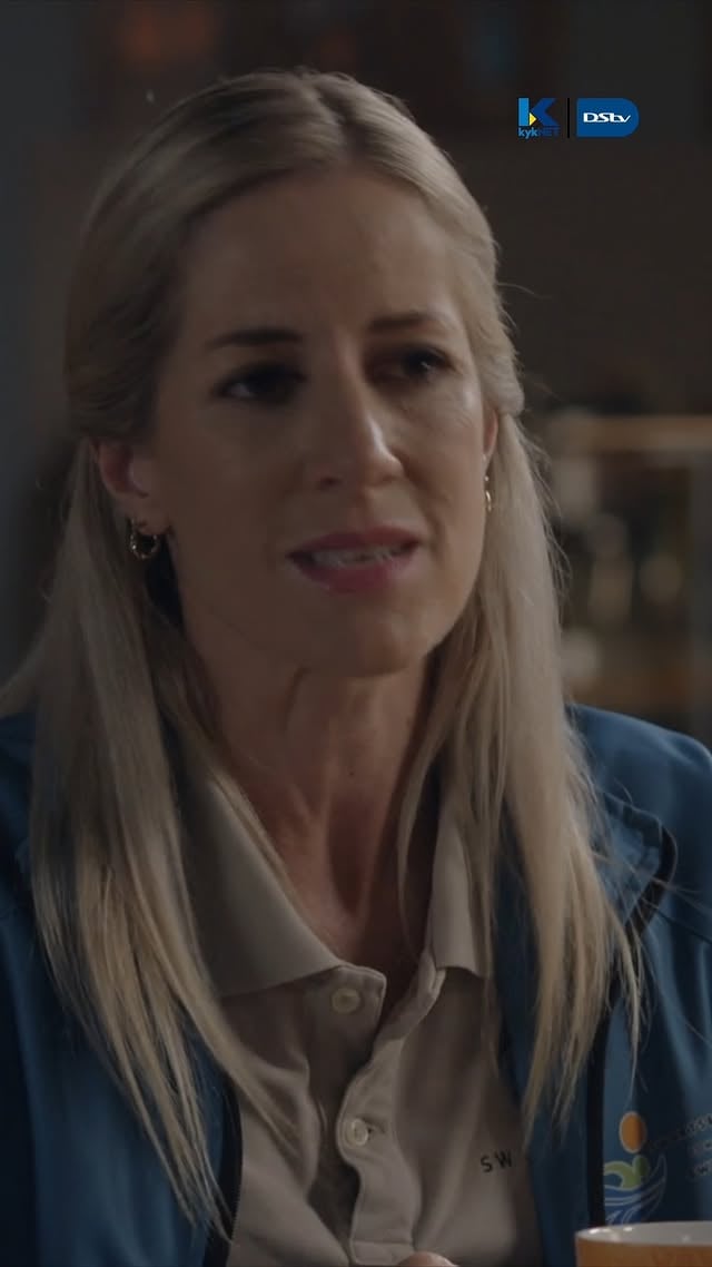 Hierdie kon glad nie 'n maklike gesprek gewees het nie ... 😳😳Vanaand se episode van #DiepeWaters is nou beskikbaar op #DStvStream. 📲#DStv #HomeOfLocal @diepewaters @christelvdbergh @marijke_coetser by @kyknettv
