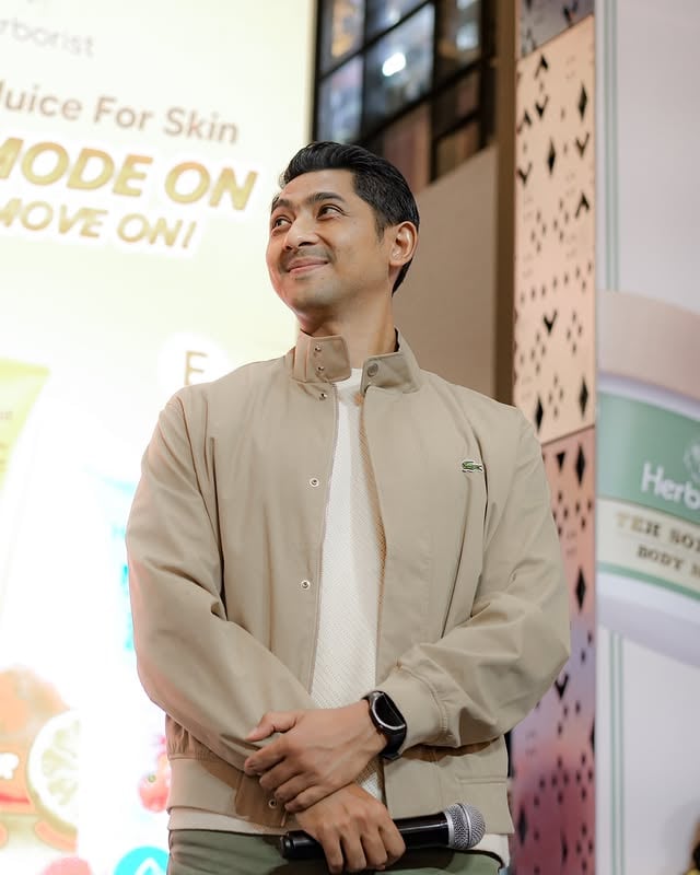 “Dia hadir, ketika aku sama sekali tidak ingin jatuh cinta. Tapi dia berhasil membuka hati ku dengan caranya”

Kamu yang ku maksud @herboristnaturalcare 

Outfit @lacoste @mapfashion 
Fashion Stylist @erichalamin 
Pict @valvolks
