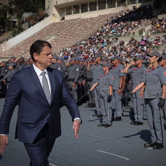 Com a presença do Governador Tarcísio de Freitas, tivemos a honra de receber mais uma formatura da Polícia Militar na Mercado Livre Arena Pacaembu.No dia 8 de junho, o complexo foi escolhido para celebrar um dos momentos mais marcantes e simbólicos da trajetória dos formandos da PM, reunindo familiares, autoridades e convidados na cerimónia.O recebimento do evento reforça o papel da arena como um espaço público da cidade de São Paulo, preparado para receber diferentes manifestações esportivas, culturais, sociais e institucionais. Sempre a serviço da população.📸: Pablo Jacob/Governo do Estado de SP#MercadoLivreArenaPacaembu by @mercadolivre.arenapacaembu