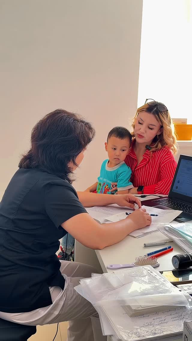 Баламды остеопатқа апарып нәтижесін бірден сездім✨Тәжірибелі маман, әр қимылы сенімділік ұялатады.Балаңыздың денсаулығы мен дұрыс дамуын бүгіннен ойлаңыз 🤍Қабылдауға жазылу үшін төмендегі номерге хабарласыңыз 📞+7 771 882 2777