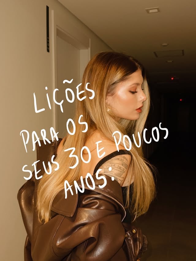 Existe uma fase que ninguém avisa que vai chegar. Você não acorda diferente, não tem data marcada; mas algo muda. As decisões param de ser guiadas pelo que você sente e passam a ser guiadas pelo que você merece. As pessoas que ficam deixam de ser escolhidas pela intensidade e passam a ser escolhidas pelo que constroem em você. Você aprende a diferenciar saudade de necessidade, coragem de teimosia, amor de hábito. Então, quando percebe, já não cabe mais no lugar onde estava.

Caroline Larroque