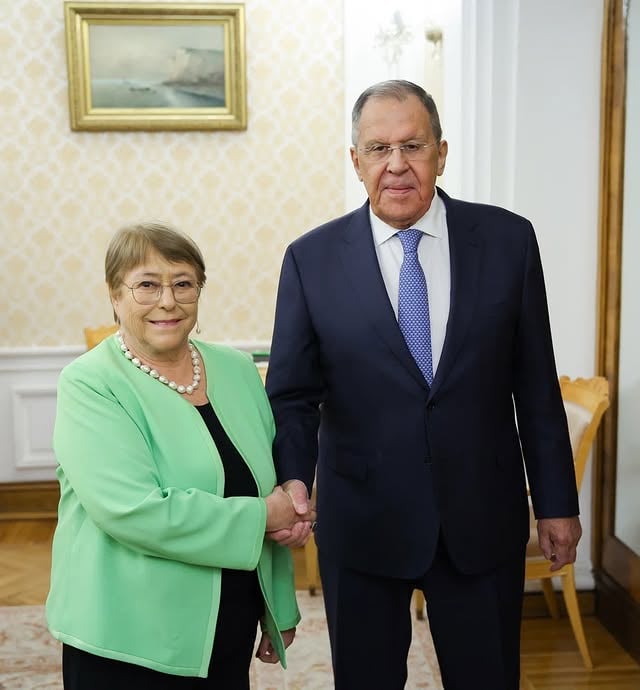 [ESP]Hoy me reuní con el Ministro de Relaciones Exteriores de Rusia, Sergey Lavrov.Conversamos sobre los desafíos que enfrenta el sistema internacional y el papel que deben seguir desempeñando las Naciones Unidas en la promoción de la paz, el diálogo y la cooperación entre los Estados.Como señalé durante nuestro encuentro, el mundo necesita una Secretaria General que sea neutral, independiente e imparcial, alineada con la Carta de las Naciones Unidas y el derecho internacional.[ENG]Today I met with Russian Foreign Minister Sergey Lavrov.We discussed the challenges facing the international system and the role that the United Nations must continue to play in promoting peace, dialogue, and cooperation among States.As I noted during our meeting, the world needs a Secretary-General who is neutral, independent, and impartial, guided by the Charter of the United Nations and international law.[POR]Hoje reuni-me com o Ministro das Relações Exteriores da Rússia, Sergey Lavrov.Conversamos sobre os desafios que o sistema internacional enfrenta e sobre o papel que as Nações Unidas devem continuar a desempenhar na promoção da paz, do diálogo e da cooperação entre os Estados.Como destaquei durante nosso encontro, o mundo precisa de uma Secretária-Geral que seja neutra, independente e imparcial, alinhada à Carta das Nações Unidas e ao direito internacional. by @michellebacheletpdta