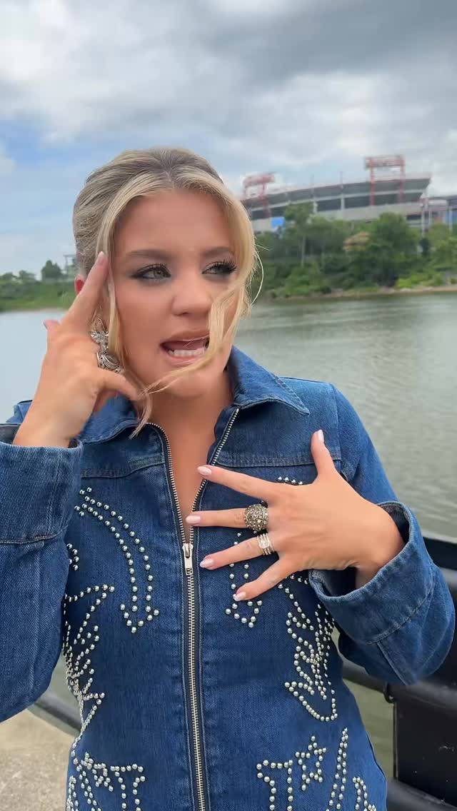 Look who’s laughing now 🙄 #cmafest #betteroff by @laurenalaina