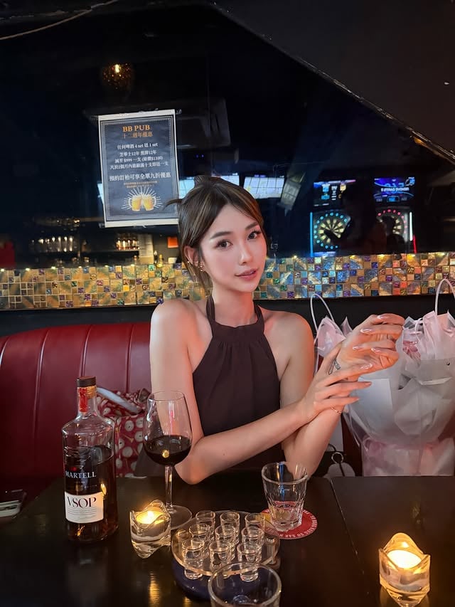 朋友開既酒吧~終於有機會嚟捧吓場啦💖weekend過黎爆晒場，氣氛超級好，一定要放假過嚟chill下，重點係！鋪頭好多靚女員工😍仲可以一齊玩下🤤！鍾意靜靜地傾吓偈嘅朋友都可以去（圖p2)樓上~ 有女有酒有歌聽，仲唔快啲嚟BBpub😍🍹bar: @bbpub62💙Facebook : BB Pub📍地址：九龍城聯合道62號地下及閣樓📲: 6010 7997 by @p0ki_