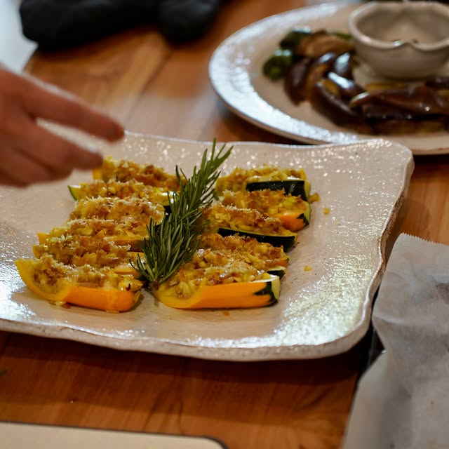 【古谷製陶所kitchenからのお知らせ】7月8日（水）、レリッシュ・森かおる先生の料理教室を開催します。 @relish_kyoto 実は4年前の7月8日、古谷製陶所kitchen最初の料理教室も森かおる先生でした。今回の写真はその日のものです♪器を作るだけでなく、料理を盛り、人が集い、食卓を楽しむ場所にしたい。そんな想いで始めた古谷製陶所kitchen。あの日から4年。今年も同じ日に森先生をお迎えできることを嬉しく思います。「器と共に味わう真夏の食卓」〜おうちでビアパーティー〜オーガニックビールに合う真夏の家飲みごはんメニュー。飲める方も飲めない方も楽しめるおばんざいです。今回はレリッシュ食堂で提供されているオーガニックビール（飲めない方にはオーガニックノンアルコール）をご用意します。【メニュー】・パプリカのスパイスつくね・土佐の藁焼きカツオのユッケ風・スティックズッキーニのフリッター・三種のひとくち冷奴・夏野菜たっぷり出汁混ぜ麺【日時】7月8日（水）10:30〜12:30【レッスン料】7,000円（税込）【ご予約について】 (満席のため受付終了)明日、6月9日（火）21:00より、Instagramのダイレクトメッセージにて受付いたします。お申し込みの際は、・お名前・ご連絡先をお知らせください。真夏の食卓を彩るお料理とともに、皆さまと楽しい時間を過ごせることを楽しみにしております。#古谷製陶所kitchen#古谷製陶所#森かおる#レリッシュ京都 by @hirokazu_furutani