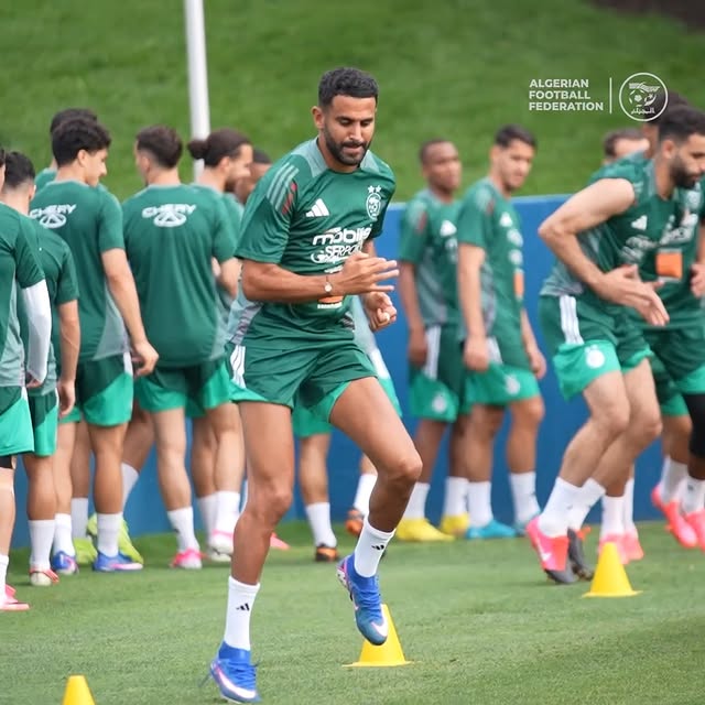 أجواء الحصة التدريبية الأولى للخضر بكانساس سيتي، استعدادًا لمباراة بوليفيا الودية في إطار التحضير لكأس العالم 2026

#LesVerts ⭐️⭐️ | #123VivaLAlgérie 🇩🇿 | #WorldCup2026 | #FIFAWORLDCUP