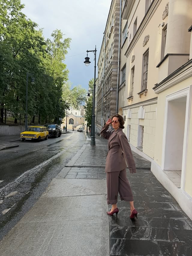 У МЕНЯ НОВОСТЬ! ЛЕТО ЖЕ 🔖Я нашла новый стиль стрит-фото на телефон ❤️ GCC-эстетика. Он прославляет романтизацию повседневности. 🔖У тебя роман с городом ❤️❤️❤️ Аля натуре ль. Это выглядит так, будто тебя случайно снял на пленку известный фотограф, пока ты пила утренний кофе. ☕️✨🔖Только ты, город, твой смартфон или мой, про пиринг вообще не думай. Все покажу расскажу. Короче:🔹Я не заставляю вас принимать позу «сломанный позвоночник».🔹Мы ловим вашу реальную, офигенную натуру.🔹2 локации на каждой по пол часика. Для кого: знаете девочки это лайф подходит для всех форматов и в блог и для личного бренда. 🔖За это время мы не только сделаем кадры, от которых все в мужчины упадут, но и проведем мини-сеанс визуальной терапии. Пиши слово «СТРИТ» в комментариях, и я пришлю свободные окошки! 👇🏼🔥) by @katy_gans