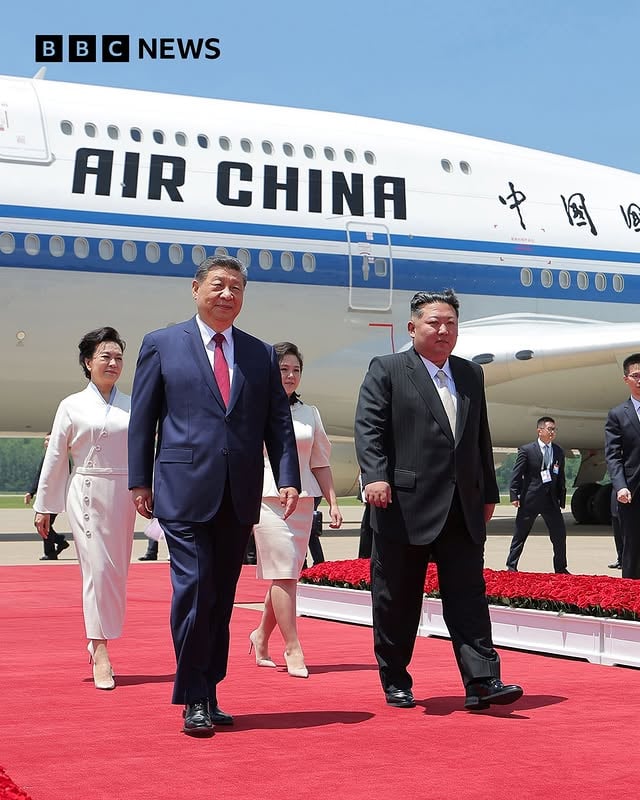Chinese leader Xi Jinping has wrapped up a two-day visit to Pyongyang in his first official trip to North Korea since 2019.
 
He received a grand welcome when he arrived on Monday morning, where he was greeted by a guard of honour and cheering crowds.
 
Later, Xi and North Korean leader Kim Jong Un held a summit where they pledged to expand cooperation.

Tap the link in @BBCNews’s bio to find out more about the relationship between the two countries.
 
(📷 Reuters/EPA/Shutterstock/Xinhua/Yan Yan)
 
#XiJinping #KimJongUn #NorthKorea