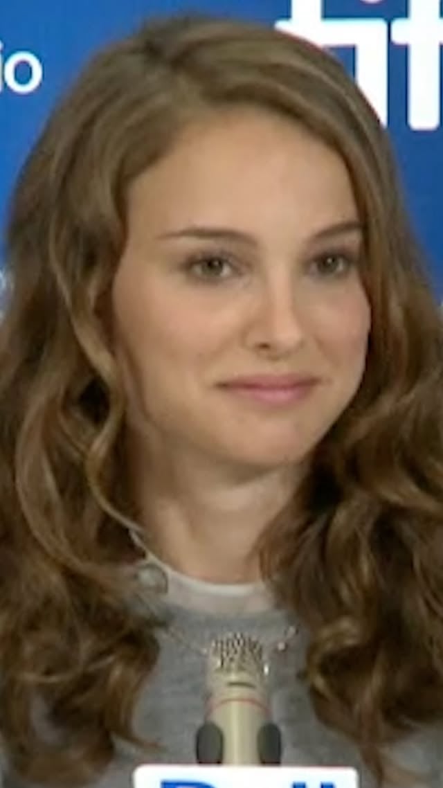 “It really does affect your entire character to move in a different way.” 🩰During a TIFF ’10 press conference, Natalie Portman explained how relearning ballet for her role in BLACK SWAN made her more attuned to the subtle ways the body can be used for expression.Watch the full press conference on our YouTube channel – link in bio.#natalieportman #blackswan #darrenaronofsky #ballet by @tiff_net