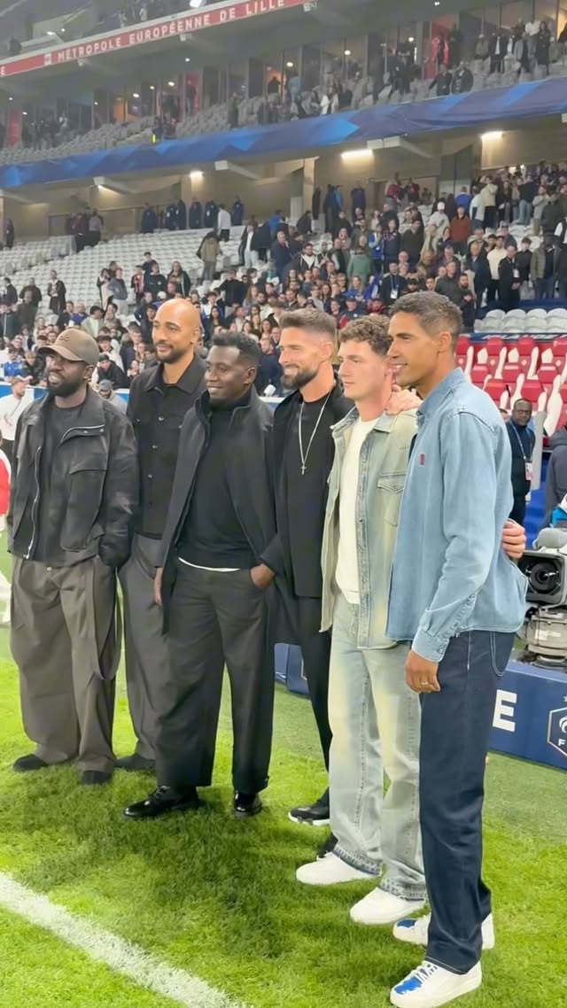 Les Bleus de 2026 ont retrouvé leurs glorieux aînés, Champions du Monde 2018 ! 💙@generation.2018

The 2026 France squad reunited with the heroes who lifted the World Cup in 2018.