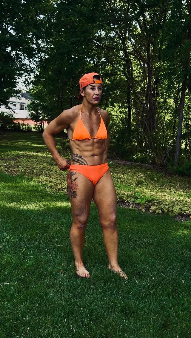 Kettlebell flows act as a moving meditation by forcing you into absolute presence; remembering the sequence of movements and transitions demand your total focus, effectively clearing your mind of outside distractions. 

Flow inspired by @lulubfit the absolute Queen of kettlebell flows. Check her out…you will be mesmerized by her movement. 🤩