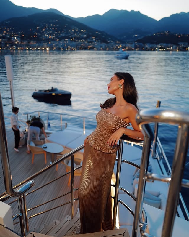 So many DM’s about this look. Comment DRESS and I will send you the link ✨ 
Sunday evening in Monaco wearing @lidee_woman for the closing night of the @thefloatingart.hotel with @sohohouse 
A night of art, food and great people 🥰