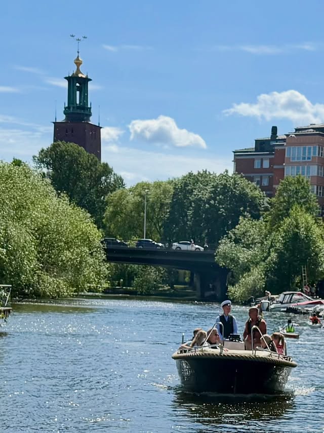 Tack alla som bidrog till dagen! Viggo fick ha studentmösspåtagning o styra båt❤️. Tack alla fina grannar som ställt upp med båtar o klubbhus . by @mansmoller