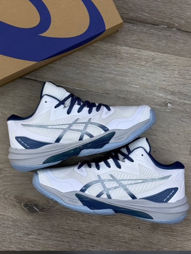 ¿Listo para dominar la cancha y elevar tu juego al siguiente nivel? 🏐👟Si buscas máxima amortiguación, estabilidad y una respuesta explosiva en cada salto, los Asics Sky Elite FF están diseñados exactamente para eso. Su tecnología está pensada para atletas que no se conforman y buscan reducir el impacto sin perder velocidad.🔥 Beneficios clave: ✅ Amortiguación de última generación que te devuelve la energía en cada despegue.✅ Estabilidad Superior: Soporte óptimo en el tobillo y la suela para cambios de dirección rápidos y seguros.✅ Diseño transpirable: Mantén tus pies frescos y cómodos durante todo el partido o entrenamiento.📍aSomos tienda fisica en el C.C. Multiplaza ParaísoCaracas*Aceptamos todo tipo de pagos.DeliveryEnviamos a Toda Venezuela.Lunes a Domingo de 10:30am a 7:00pm#voleiboll #voleybol🏐 #zapatos #venezuela #tiendadeportiva by @amhysport_oficial