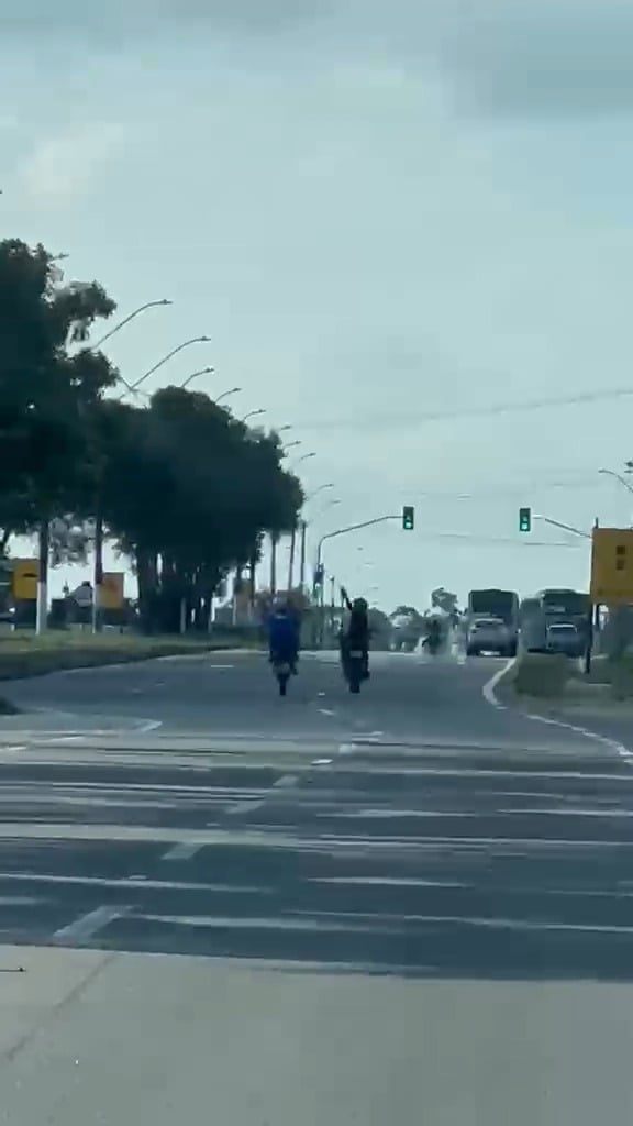 Grau em plena BR-101, em Linhares (ES). Um filma e outro faz o 'grau'.

As imagens chegaram na manhã desta terça-feira (9 de junho), e o leitor explicou:
“Foi ontem, na parte da tarde, perto da Havan. Tem acontecido muito isso, mas foi a primeira vez que consegui filmar”.

#Linhares #EuViEmLinhares #Leitores #Moto #Br101Es