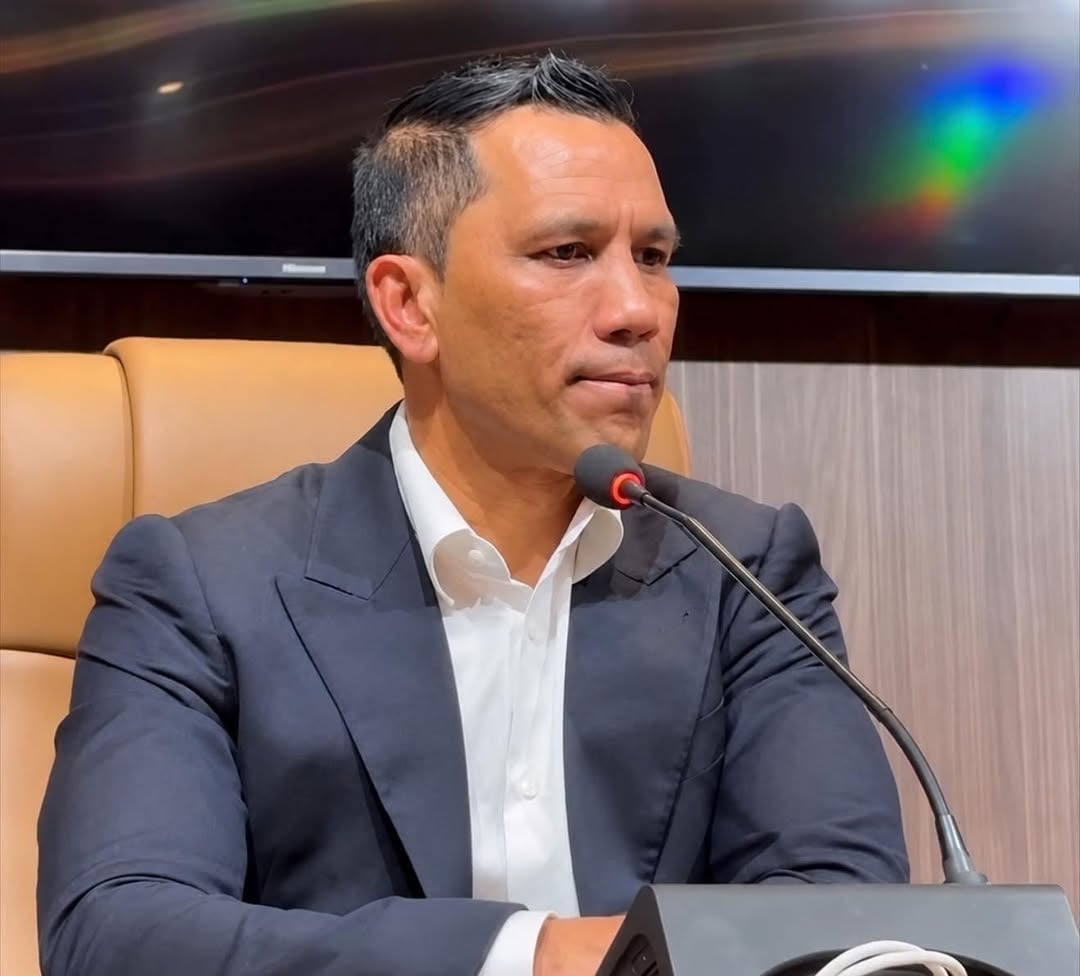 Coach Fadlu Davids after today’s 2-0 defeat:

“We played poor today. I put my hand up. We couldn’t play our football. We lost the game. Raja is bigger and with 7 games left, it’s still not over. This is not the moment for us to give up in the title race.”

“I still believe in the players and the squad I have. We will turn things around.”

Raja fans, this is the moment to support the team and the coach. The fight is not over. 💚

#AfricanFootball #DimaRaja