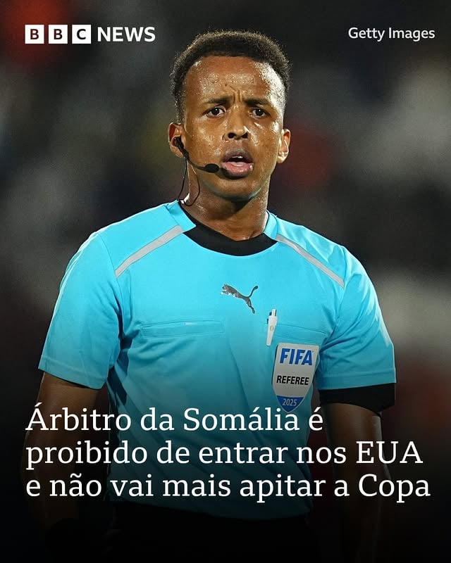 Barrado da Copa🇸🇴⚽️🇺🇸⁠⁠O árbitro de futebol da Somália Omar Artan iria tornar-se o primeiro de seu país a apitar uma Copa do Mundo, mas foi cortado da lista da Fifa porque sua entrada nos Estados Unidos foi negada pelas autoridades de imigração americanas.⁠⁠Artan, eleito o árbitro masculino do ano de 2025 da Confederação Africana de Futebol (CAF), foi impedido de entrar no país pelo Aeroporto Internacional de Miami e atualmente se encontra na Turquia.⁠⁠As autoridades de imigração dos EUA não divulgaram o motivo para impedir a entrada do juiz, mas a Somália é um dos vários países que constam de uma lista de proibição de viagens determinada pelo governo do presidente Donald Trump.⁠⁠Após conversar com as autoridades dos EUA, a entidade máxima do futebol mundial, a Fifa, afirmou que Artan ficará de fora do torneio.⁠⁠Saiba mais sobre o caso de Artan no bbcbrasil.com. O link está na nossa bio: @bbcbrasil⁠⁠#copadomundo #estadosunidos #somália #trump #bbcbrasil by @bbcbrasil