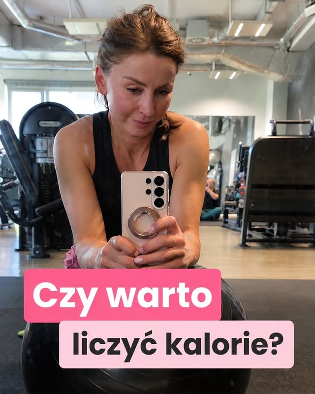 Czy naprawdę trzeba liczyć kalorie, żeby schudnąć? 🤔Przez lata wiele kobiet słyszało jedną radę: „jedz mniej, ruszaj się więcej”.Brzmi prosto. Tylko że człowiek nie jest kalkulatorem, a organizm nie działa jak piec, do którego wrzucasz określoną ilość paliwa i zawsze dostajesz ten sam wynik.Kalorie mają znaczenie, ale nie są jedynym czynnikiem decydującym o masie ciała.Bo 500 kcal z jajek, mięsa i kefiru może działać zupełnie inaczej niż 500 kcal z płatków śniadaniowych, słodkiej bułki czy napoju gazowanego. Różni się sytość, ilość białka, składników odżywczych i wpływ na poziom cukru oraz insuliny.Do tego dochodzi jeszcze jeden problem.Skąd właściwie wiesz, ile kalorii naprawdę spalasz?Wzory na podstawową przemianę materii często dają różne wyniki. Trudno też dokładnie określić poziom aktywności fizycznej, a na zapotrzebowanie energetyczne wpływają między innymi masa mięśniowa, hormony, stan zdrowia, stres, jakość snu czy sposób wchłaniania składników odżywczych.Dlatego dwie osoby jedzące teoretycznie tyle samo kalorii mogą osiągać zupełnie inne efekty.Znacznie ważniejsze pytania brzmią:✔ Czy jesz wystarczająco dużo białka?✔ Czy Twoje posiłki dają sytość?✔ Czy dobrze śpisz?✔ Czy masz nadmiar stresu?✔ Jak działa Twoja gospodarka hormonalna?✔ Czy Twoja dieta dostarcza składników odżywczych?To nie oznacza, że liczenie kalorii nigdy nie ma sensu.U niektórych osób może być pomocnym narzędziem edukacyjnym. Problem pojawia się wtedy, gdy liczby stają się ważniejsze niż jakość jedzenia.Po 40. roku życia szczególnie warto skupić się na białku, aktywności fizycznej, śnie, regeneracji i produktach o wysokiej wartości odżywczej, a nie tylko na cyfrach w aplikacji.A Ty? Liczyłaś kiedyś kalorie? 👇👇Pomagało Ci to schudnąć czy tylko zajmowało głowę?Napisz w komentarzu 𝗞𝗔𝗟𝗢𝗥𝗜𝗘, a podeślę Ci link do pełnego artykułu. by @wierzbicka_zdrowie40plus