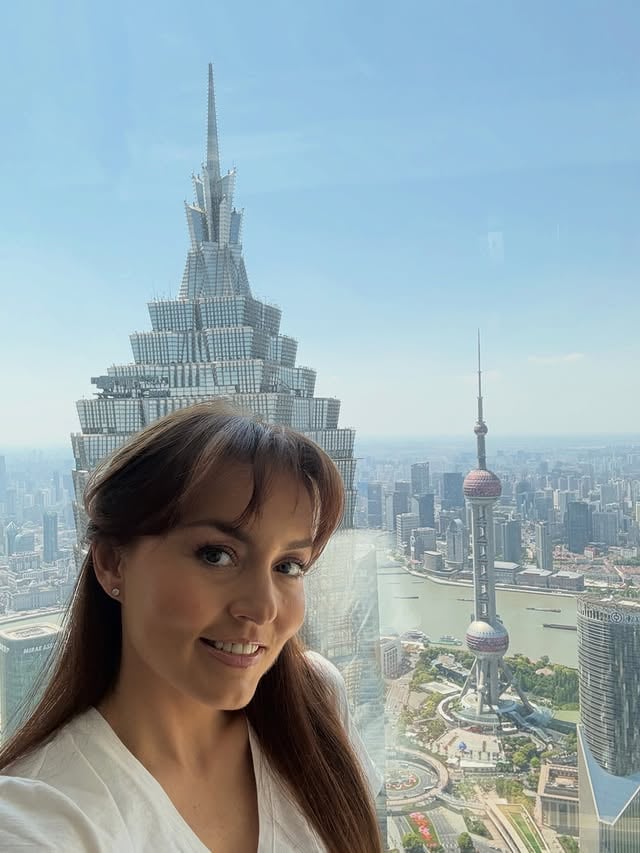 Últimas del viaje, sin prisa…. 

Shanghai fue uno de esos lugares que parecen sacados del Ai pero es real. Cada día, a las 6 de la tarde, la ciudad se ilumina y hasta las 11 de la noche, el horizonte se convierte en un espectáculo de luces y ese si es difícil de olvidar. 

Más allá de sus edificios, de la tecnología y de su inmensidad, lo que me llevo es el privilegio de haber conocido una cultura tan distinta a la mía. Viajar al otro lado del 🗺️ siempre te recuerda lo grande que es la vida y lo mucho que aún queda por descubrir ✨

China fue un regalo. Y Shanghai a tu lado @sebastianrulli una de esas postales que se quedan encendidas para siempre en la memoria.
