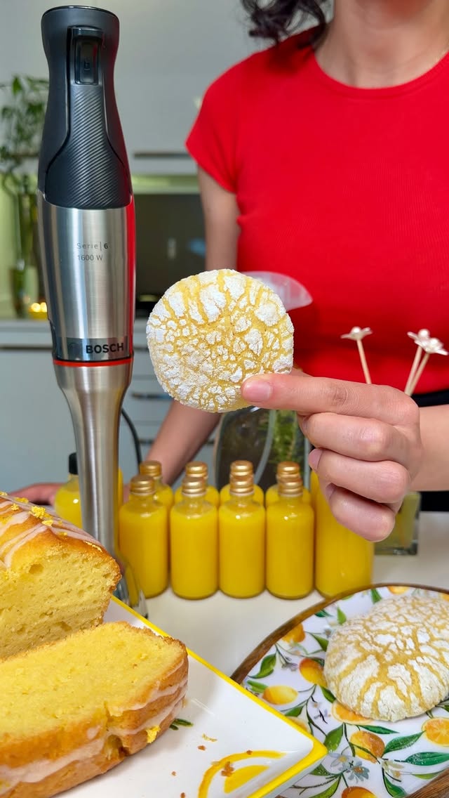 Bir Poşet Limonla Neler Yaptım? 🍋 Kurabiye, kek, shot, oda kokusu ve temizlik spreyine dönüştü. @boschhometurkiye #işbirliği

Bosch Serie 6 ErgoMaster’ın hava soğutmalı 1600 Watt motor
gücü ve dinamik hız kontrol özelliği sayesinde bütün hazırlık süreci çok pratik oldu. En sevdiğim kısmı ise kıvamı tamamen elimde tutabilmem. Bir de dünyada ilk, seramik bağlantısı sayesinde motor gücü bıçaklara aşınmadan aktarılıyor. Günlük kullanımda farkı gerçekten hissediliyor. Evde fazla limon kalsa ilk ne yaparsınız? 🍋👇

Full performans, sıfır atık günü! ♻️✨ detaylı tarif yorumda 🫶

#reklam #BoschEvAletleri #BoschErgoMaster #busezeynep