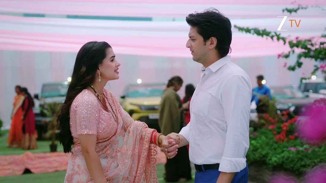 Bhoomika ke saath uske 'Idiot' dost ko kya dekh liya hai Raj ne aur ab woh Kunal ke khilaaf kaunsa kadam uthaayega?

Dekhiye #LakshmiNiwas 14th June ko, shaam 7:30 baje, sirf Zee TV par.

#Raj #Bhoomika #Promo #AapkaApnaZeeTV
(Kunal)